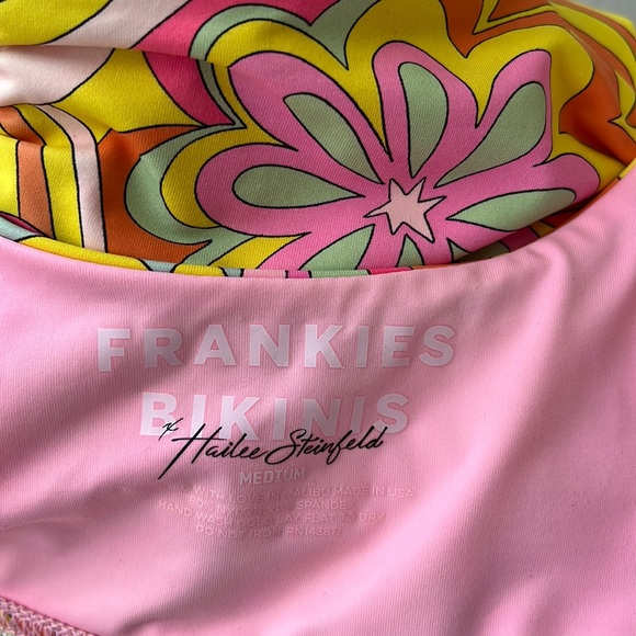 FRANKIES BIKINIS Hailee Steinfeld Bikini Top Wms M Dexter Peace - Picture 2 of 9